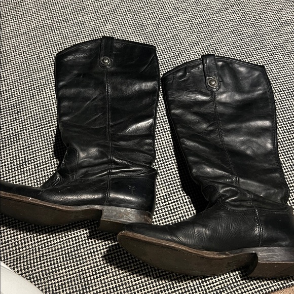 FRYE Black Leather Boots. SIZE 9. Used but a classic staple pair of boots. - Picture 4 of 7